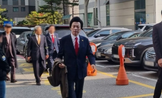 공직선거법 위반 혐의로 기소된 허경영 국가혁명당 명예대표가 25일 향하고 있다. 뉴시스