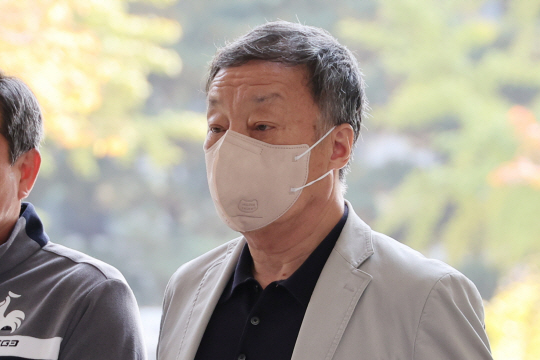 윤우진 전 서울 용산세무서장이 25일 서울중앙지법에서 열린 1심 선고 공판에 출석하고 있다. 연합뉴스