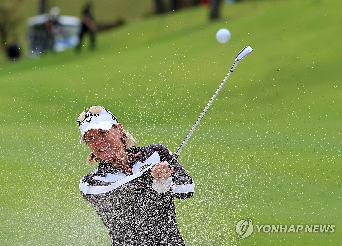 (부산=연합뉴스) 7일 부산 기장군 스톤게이트 CC에서 열린 2023 Maum 박세리 월드매치에서 아니카 소렌스탐이 벙커샷하고 있다. 2023.10.7