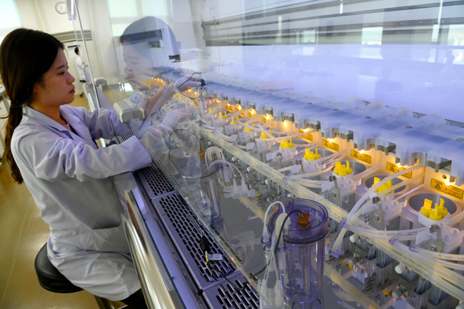 지난 18일 서울 강서구 마곡동 롯데중앙연구소에서 연구원이 인공지능(AI) 자동화 마이크로바이옴 배양 기계를 이용해 실험을 하고 있다. 롯데중앙연구소는 10년 전부터 비만, 아토피 등에 효과가 있는 마이크로바이옴 연구에 착수해 현재 약 930종의 균주를 보유하고 있다.  곽성호 기자