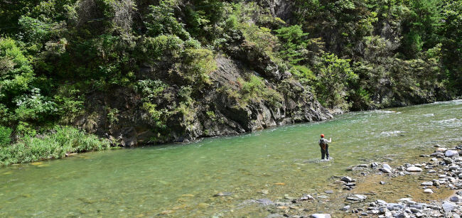 위 사진은 강원 영월의 장산 능선을 따라 설치된 풍력발전기. 운무가 넘실거리는 장산 아래 칠랑이계곡을 끼고 영월에서 태백을 잇는 31번 국도가 지나간다. 아래는 옥동천 상류 칠랑이계곡.