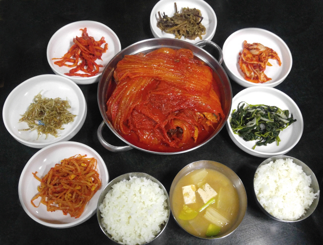 묵은지를 듬뿍 넣고 조려낸 고등어조림.