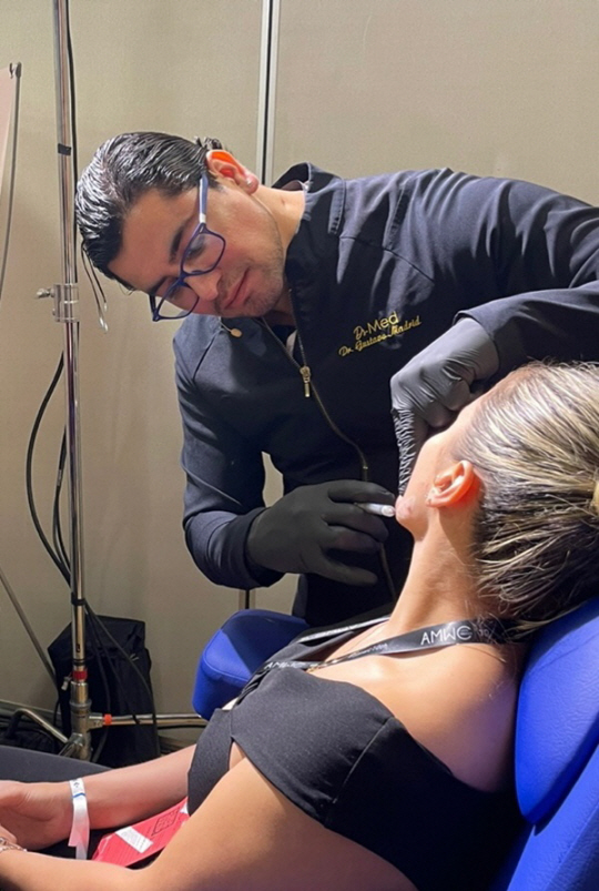 구스타보 마드리드(Gustavo Madrid) 박사가 시지바이오의 콜라겐 재생 필러 ‘페이스템’을 활용한 라이브 시술을 선보이고 있다.시지바이오 제공