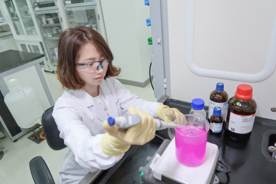 LG화학 연구원이 친환경 가소제를 연구하고 있다. LG화학 제공