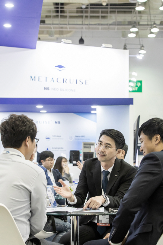 KCC 임직원이 ‘코마린 2023’에서 고객들에게 선박 도료 및 관련 제품에 대한 설명하고 있다. KCC 제공