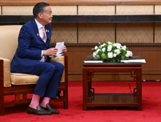 분홍 양말 신은 세타 태국 총리