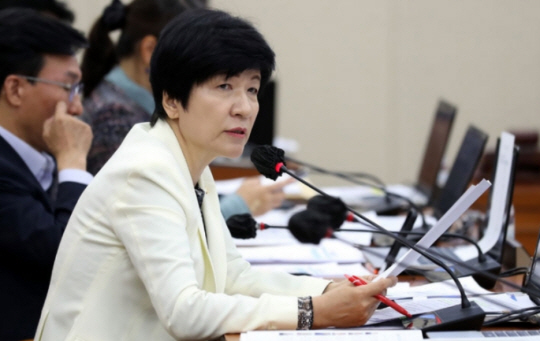 김영주 더불어민주당 의원이 서울 여의도 국회에서 열린 국정감사에서 질의하고 있다. 뉴시스