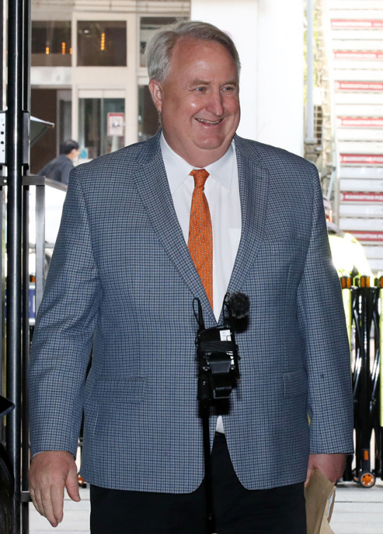 인요한 국민의힘 혁신위원장이 24일 오전 서울 영등포구 국민의힘 중앙당사로 들어서고 있다. 뉴시스