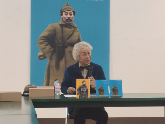 ‘내가 홍범도다’를 펴낸 이동순 시인.