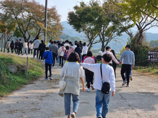 경기 수원시에 거주하는 장애인 자녀와 보호자들이 26일 충남 아산시 송악면 일원 관광지인 외암민속마을을 향하는 한 산책로를 거닐고 있다. 수원시청 제공