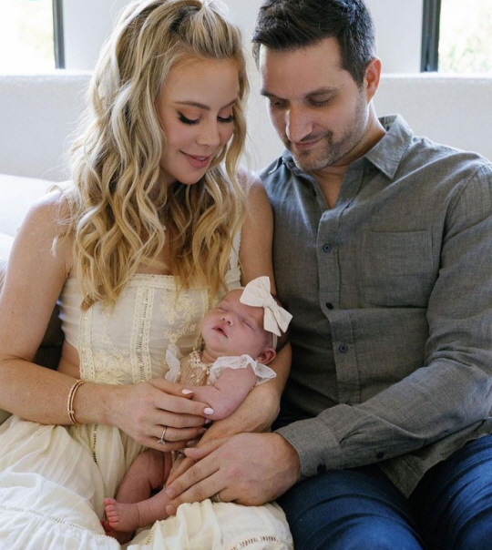 타라 리핀스키(왼쪽)와 남편 토드 카포스타시가 대리모를 통해 얻은 딸 조지 윈터를 안고 있다. 리핀스키 SNS