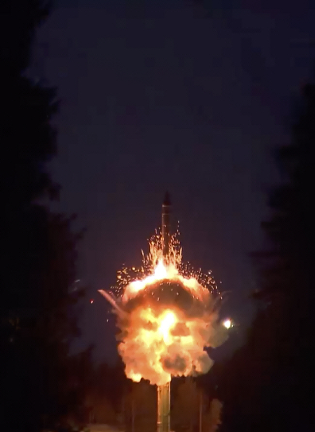 25일 러시아 플레세츠크 우주기지에서 야르스 대륙간탄도미사일(ICBM)이 발사되고 있다.  EPA 연합뉴스