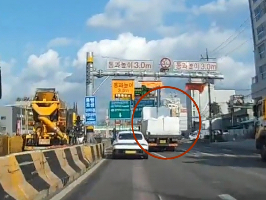 27일 대형 화물트럭이 높이 제한 3m의 서울 신월여의지하차도로 무리하게 진입하는 모습. 독자 제공. 연합뉴스
