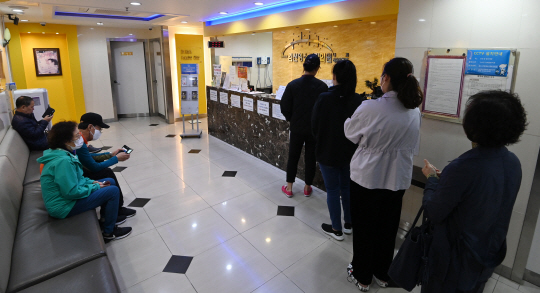 지난 18일 서울 성북구 한 소아청소년과에 시민들이 진료를 받기 위해 줄을 서고 있다. 문호남 기자