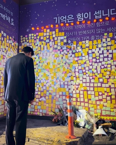 오세훈 서울시장이 지난 27일 이태원 핼러윈 참사 현장을 찾아 희생자에게 묵념을 하고 있다. 페이스북 캡처