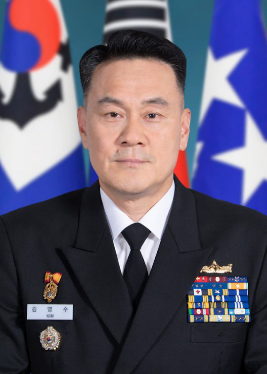 29일 중장에서 군 서열1위 합참의장에 파격적으로 내정된 김명수 해군작전사령관. 국방부 제공