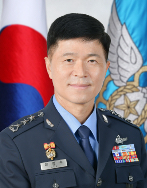 공군 주력전투기 F-15K를 최초 도입한 F-15K 조종사 출신 첫 공군참모총장에 발탁된 이영수 중장. 국방부 제공