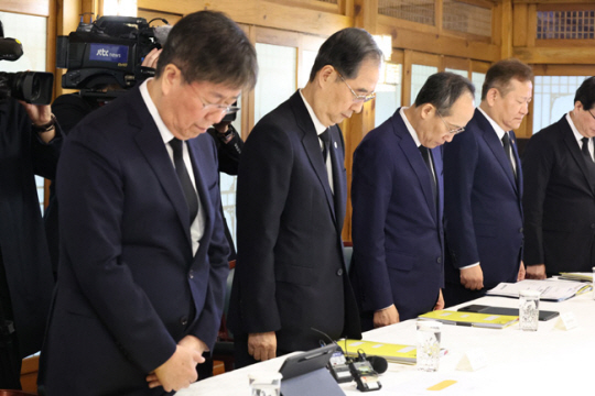 29일 오전 서울 종로구 삼청동 총리 공관에서 열린 고위 당·정·대 협의회에 앞서 한덕수 국무총리가 이태원 참사 희생자를 추모하며 묵념하고 있다. 연합뉴스