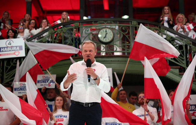 도날트 투스크 폴란드 시민연단(PO) 겸 시민연합(KO) 대표가 지난 10일 폴란드 중부 로즈에서 열린 여성 지지자들과의 모임에서 연설하고 있다.   로이터 연합뉴스