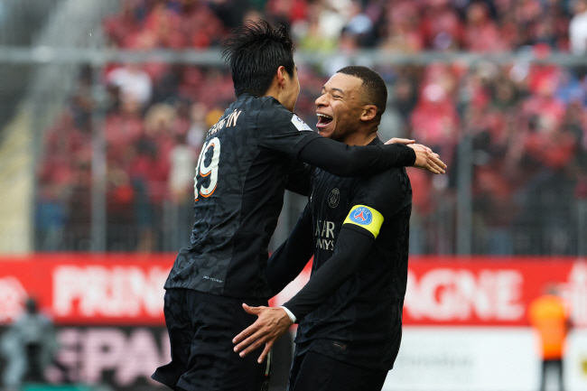 파리 생제르맹의 이강인(왼쪽)이 29일 밤(한국시간) 프랑스 브레스트의 스타드 프랑시스 르 블레에서 열린 프랑스 리그1 원정경기에서 전반 28분 킬리안 음바페의 골을 어시스트한 뒤 뛰어가 포옹하고 있다. AFP 연합뉴스