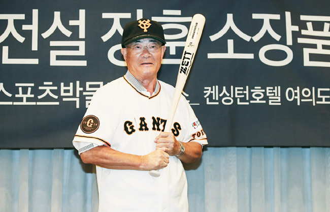 일본 프로야구에서 유일하게 3000안타를 기록한 재일한국인 장훈 씨가 지난 2018년 서울에서 열린 소장품 기증식에서 요미우리 자이언츠 유니폼을 입고 포즈를 취하고 있다. 연합뉴스