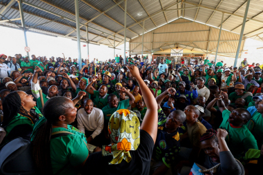 지난 25일 남아프리카공화국 요하네스버그에서 광부들이 시위를 벌이고 있다. 로이터 연합뉴스