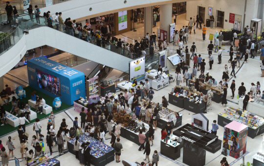서울 시내 한 대형 쇼핑몰이 방문 인파로 붐비고 있다. 연합뉴스