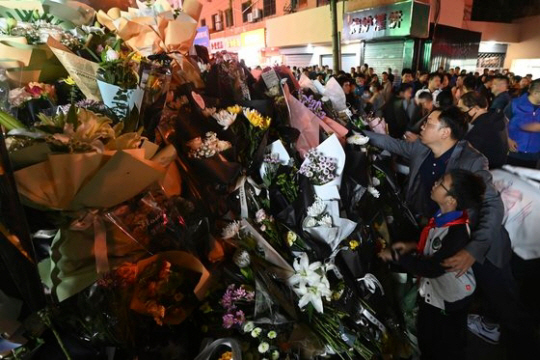 27일 별세한 리커창 전 중국 국무원 총리가 어린 시절을 보냈던 안후이성 허페이시 훙싱로 80번지 일대에서 28일 추모객들이 조화를 헌화하며 고인을 추모하고 있다. AP 연합뉴스
