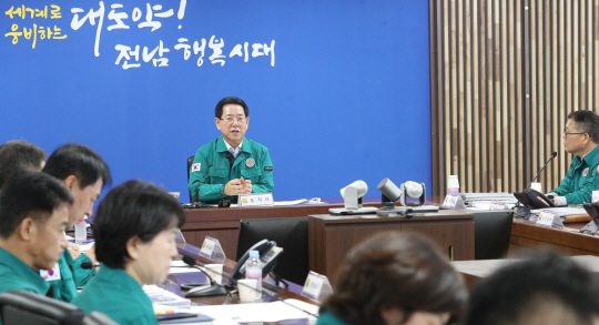 전남도는 29일 김영록(가운데) 지사 주재로 럼피스킨병 대응 긴급재난대책 회의를 열고 신속한 살처분과 백신 확보·접종 등 긴급방역 대책을 논의했다. 전남도청 제공