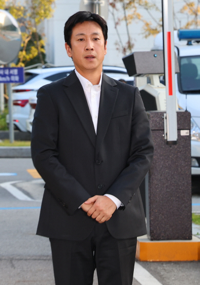 마약 투약 혐의를 받는 배우 이선균씨가 28일 오후 조사를 받기 위해 인천논현경찰서에 있는 인천경찰청 마약범죄수사계에 출석하고 있는 모습. 연합뉴스