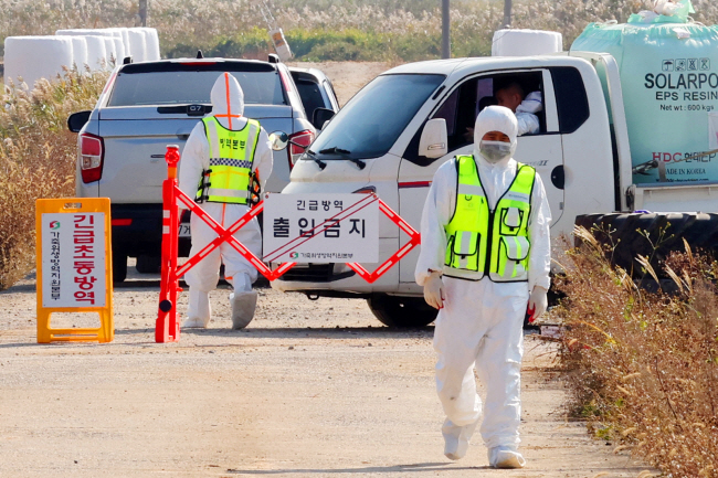 지난 29일 소 바이러스성 질병인 럼피스킨병 확진 판정이 나온 전남 무안군의 한 축산농가 출입을 방역당국이 통제하고 있다. 연합뉴스