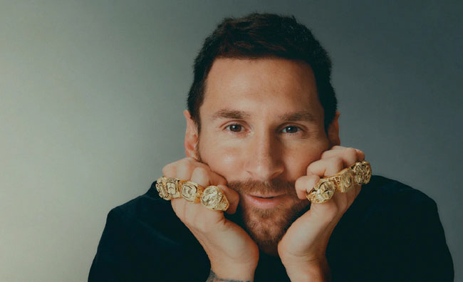 리오넬 메시(인터 마이애미)가 발롱도르 8회 수상을 의미하는 8개의 반지를 손가락에 끼고 포즈를 취했다.  아디다스 제공