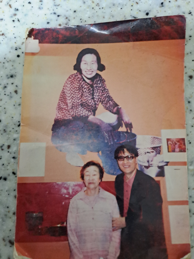 지난 2005년 전쟁기념관에서 열린 ‘광복 60주년 기념전- 아! 어머니’에서 어머니(왼쪽)와 내가 함께 기념사진을 찍었다. 배경은 이 전시에 응모해 선정된 우리 가족 사진이다.