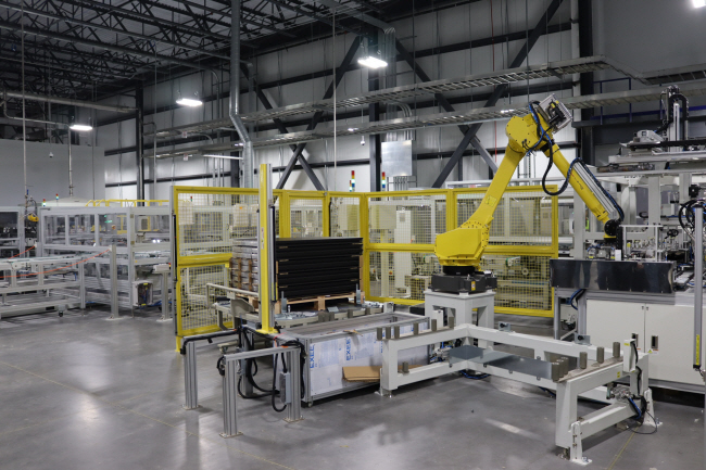 지난 10월 11일(현지시간) 미국 조지아주 한화솔루션 돌턴 2공장에서 자동화 로봇이 모듈 프레임을 조립하고 있다. 한화솔루션 제공