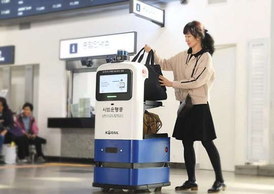 한국철도공사(코레일)가 길 안내와 짐 운반을 돕는 ‘로봇 역무원 서비스’를 KTX 광명역에서 한 달 간 시범운영한다. 코레일 제공