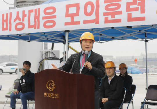인천국제공항공사는 지난 1일 인천공항 제2여객터미널 확장공사 현장에서 영종소방서, 공항소방대, 건설사업관리단 및 시공사와 함께 화재사고 합동대응훈련을 실시하였다. 사진은 이학재 사장이 강평하는 모습. 인천국제공항공사 제공