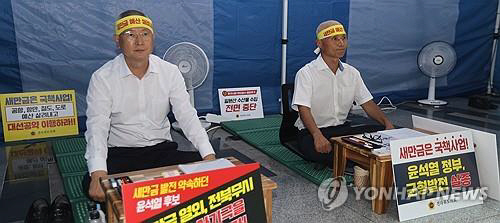 새만금 사회간접자본 예산 삭감에 항의하는 뜻으로 삭발한 데 이어 단식투쟁에 나선 전북도의원들. 연합뉴스 자료 사진