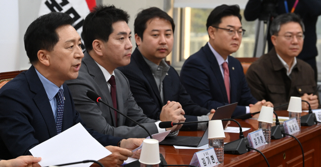 김기현(왼쪽) 국민의힘 대표가 2일 오전 국회에서 열린 최고위원회의에 참석해 발언하고 있다. 곽성호 기자
