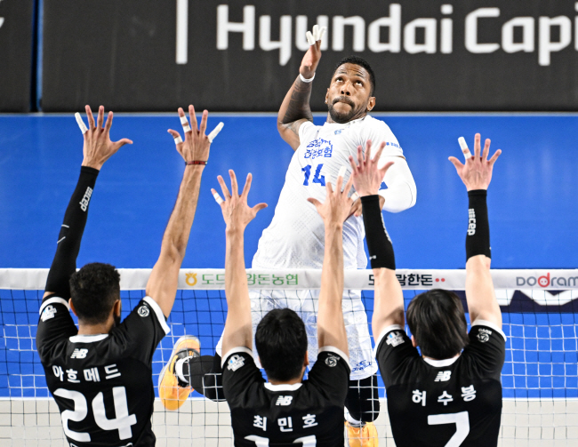 삼성화재의 외국인 선수 요스바니가 지난달 22일 열린 현대캐피탈과 도드람 2023∼2024 V리그 남자부 1라운드 경기 도중 상대 블로커 3명을 상대로 공격을 시도하고 있다.  한국배구연맹 제공