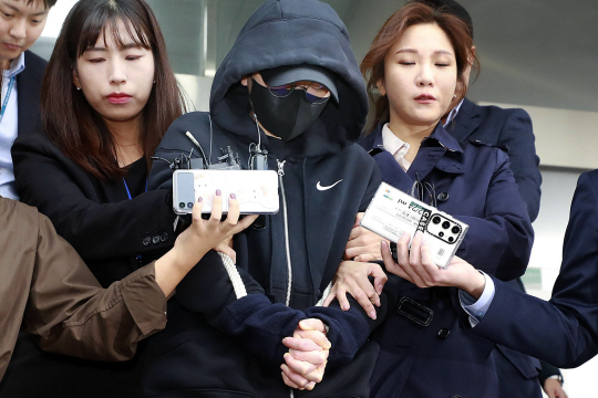 특정경제범죄가중처벌법상 사기 혐의로 구속영장이 청구된 전청조 씨가 3일 영장실질심사를 받기 위해 서울 송파경찰서에서 법원으로 이동하고 있다. 뉴시스