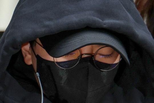 특정경제범죄가중처벌법상 사기 혐의를 받는 전청조 씨가 3일 오후 서울동부지방법원에서 열리는 영장실질심사에 출석하기 위해 서울 송파경찰서에서 나오고 있다. 연합뉴스
