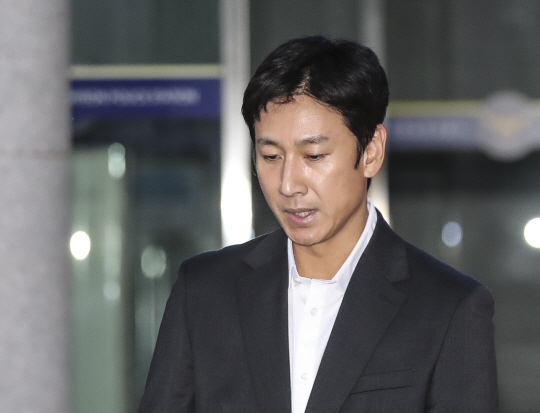 마약 투약혐의로 입건된 배우 이선균이 10월 28일 인천 남동구 인천논현경찰서에서 시약 검사를 마치고 귀가하고 있다. 뉴시스