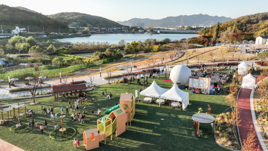 지난 2일 경기 의왕시 백운호수 옆에 핀란드의 캐릭터 ‘무민’을 테마로 한 공원인 ‘의왕무민공원’이 새로 개장했다. 사진은 의왕무민공원 전경. 의왕시청 제공