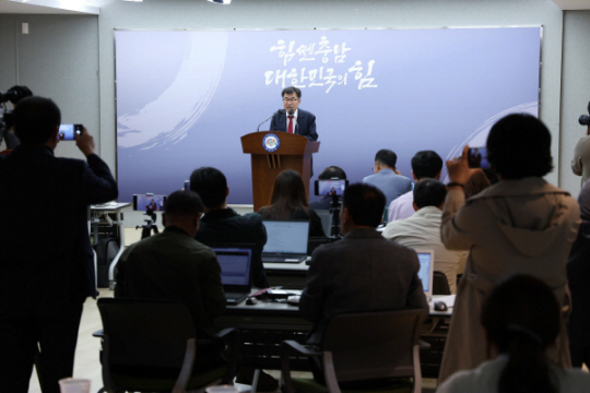 충남도 전형식 부지사 기자회견 모습.