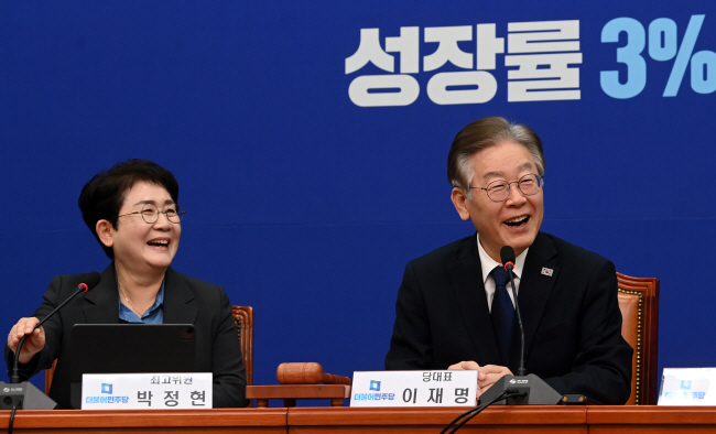 이재명(오른쪽) 더불어민주당 대표가 3일 오전 국회에서 열린 최고위원회의에 참석해 새로 임명된 박정현 최고위원의 회의참석을 놓고 얘기하며 환하게 웃고 있다. 곽성호 기자