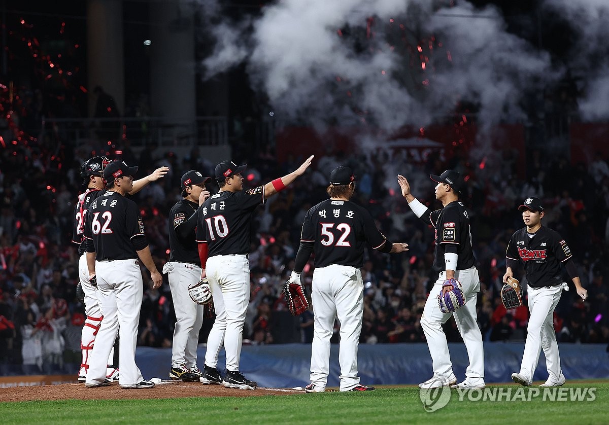 (창원=연합뉴스) 2일 경남 창원NC파크에서 열린 2023 KBO리그 플레이오프 3차전 kt wiz와 NC 다이노스의 경기.3-0으로 승리한 kt 선수들이 서로를 격려하고 있다. 2023.11.2