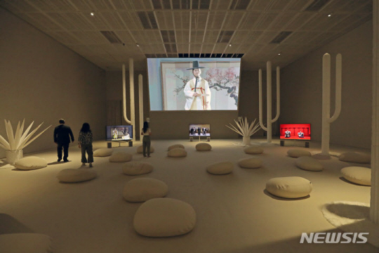 국립현대미술관의 서울관 밤샘 프로그램을 통해 지난 9월 5일 언론에 공개한 ‘MMCA 현대차 시리즈 2023: 정연두: 백년 여행기’를 만날 수 있다. 이 작품은 20세기 초 멕시코 이주 한인의 서사를 풀어낸 것으로, 멕시코에서 자라는 열대 식물들인 무륜주와 에네켄, 노팔 선인장 등을 형상화한 오브제 설치에 더불어 LED 단채널 영상과 3채널의 공연 영상으로 구성됐다. 뉴시스 박진희 기자