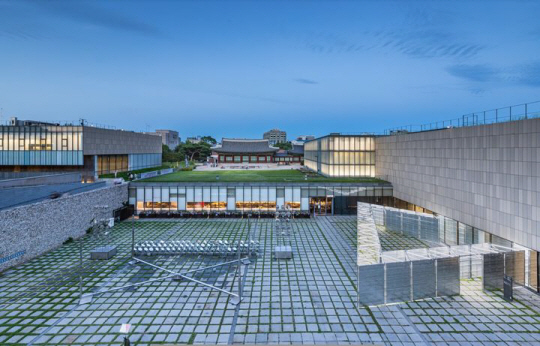 국립현대미술관 서울관 야경. MMCA 제공.