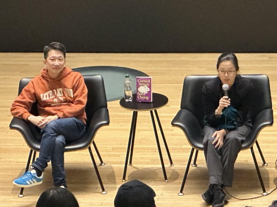 소설집 ‘저주토끼’의 저자인 정보라(오른쪽)작가가 3일(현지시간) 미국 뉴욕 맨해튼 53번가 공공도서관에서 열린 작가와의 대화 자리에서 질문에 답하고 있다. 왼쪽은 저주토끼 영문판 번역자 안톤 허. 뉴욕=연합뉴스 이지헌 특파원