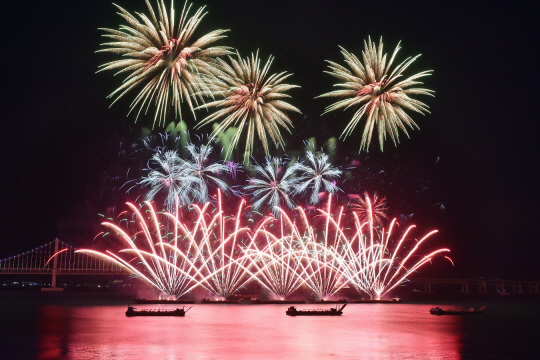 지난해 부산불꽃축제 장면. 부산시청 제공
